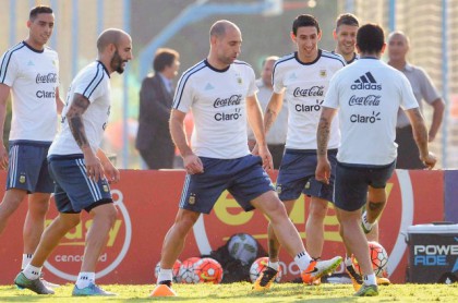 Martino se inclina por Agüero antes que Higuain para visitar a Chile item-thumbnail