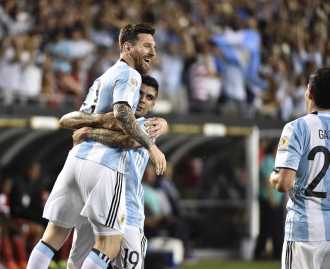 Con media hora de Messi, Argentina goleó y clasificó a cuartos de final