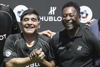 Maradona, con posición tomada contra la Superliga