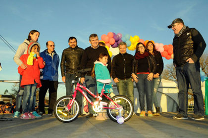 Una multitud de chicos y familias en los festejos del Día del Niño en el Polideportivo item-thumbnail