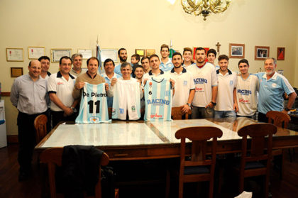 El equipo de básquet del Club Racing visitó al intendente en su despacho