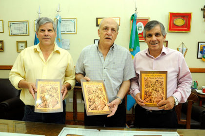 Carlos Lapenta entregó ejemplares de su libro al municipio