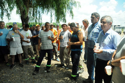 El intendente Guillermo Britos brindó con empleados en el corralón municipal item-thumbnail