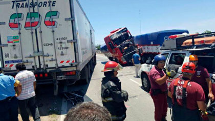 [ACTUALIZAMOS] Un camión de la empresa local CDC participó de un choque en acceso a la ciudad de Córdoba
