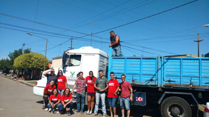 Unión de Jóvenes por Chivilcoy entregó en La Emilia (San Nicolás) lo recolectado este fin de semana para los inundados de esa zona