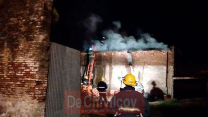 Anoche: Importante incendio en la cuadra de la Panadería “El Cañón” [VIDEO]