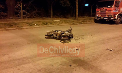 [AMPLIAMOS] Un motociclista se encuentra en grave estado tras sufrir un accidente en Acceso Raúl Alfonsín y calle 114