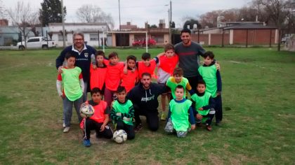 Un encuentro de futbol de niños del Barrio Los Arces se llevó a cabo en el Polideportivo