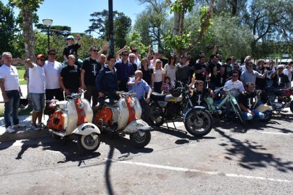 El Club Siambretta Chivilcoy expuso sus motos en la Plaza 25 de Mayo