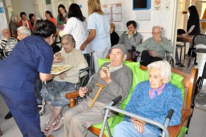 El Hogar San José recibió la visita de abuelos de 9 de Julio
