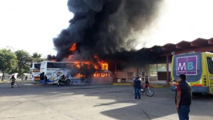 Bragado: Dos micros fueron incendiados en la terminal