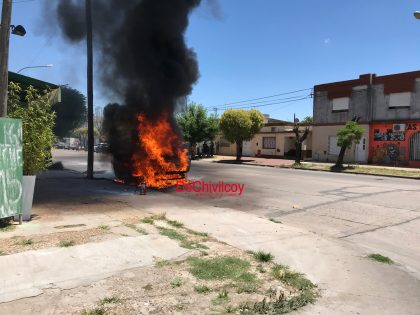 Se incendió un automóvil en Alvear y Avenida Ortíz [Video]