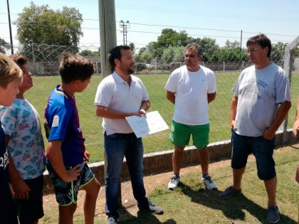 José Ferro entregó un subsidio al Club Social y Deportivo Moquehuá