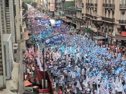 Masiva marcha de docentes y estudiantes a Plaza de Mayo con duras críticas al Gobierno