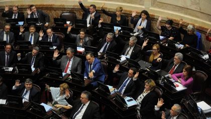 El peronismo logró sancionar la ley que pone límites a la suba de tarifas, pero Macri la vetará hoy