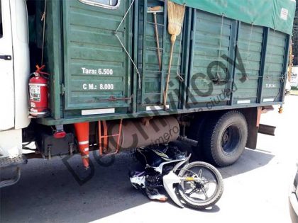 <span style='color:#f000000;font-size:14px;'>ACCIDENTE</span><br>Avenida de Tomaso: un motociclista terminó debajo de un camión item-thumbnail