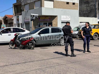 <span style='color:#f000000;font-size:14px;'>POLICIALES</span><br>Choque en el cruce de Viamonte y Pellegrini: Dos personas trasladadas al Hospital tras accidente