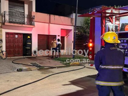 <span style='color:#f000000;font-size:14px;'>LOCALES</span><br>Principio de incendio con importantes daños en el fondo de una vivienda