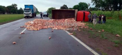 <span style='color:#f000000;font-size:14px;'>POLICIALES</span><br>Vuelco de un camión en la Ruta 30: un herido grave y dos leves tras perder la rueda trasera