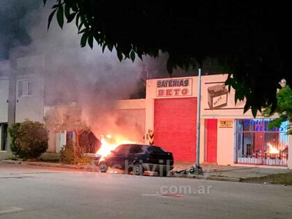 <span style='color:#f000000;font-size:14px;'>LOCALES</span><br>[Video] Incendio de un automóvil en Avenida Ortiz: daños totales y rápida respuesta de bomberos