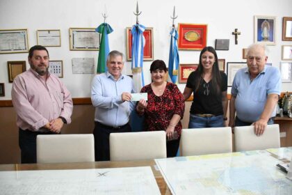 <span style='color:#f000000;font-size:14px;'>LOCALES</span><br>Se hizo entrega de un cheque a la Escuela de Educación Secundaria Técnica N°1