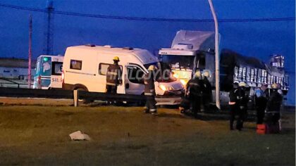 <span style='color:#f000000;font-size:14px;'>POLICIALES</span><br>Ruta 5: un motor home intentó cruzar en U y fue embestido por un camión