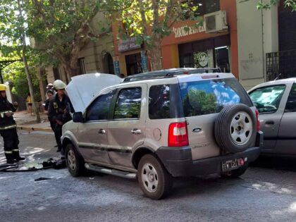 <span style='color:#f000000;font-size:14px;'>LOCALES</span><br>Bomberos controlaron el incendio de una camioneta en la Avenida Soárez