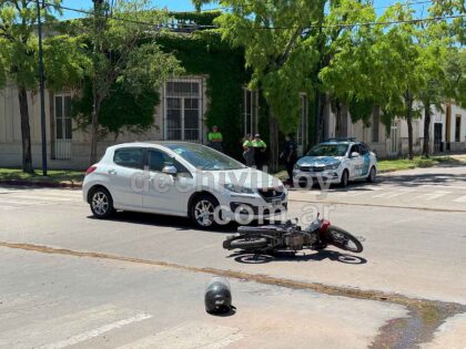 <span style='color:#f000000;font-size:14px;'>LOCALES</span><br>Colisión en San Lorenzo y General Rodríguez: Dos motociclistas heridas trasladadas al Hospital Municipal