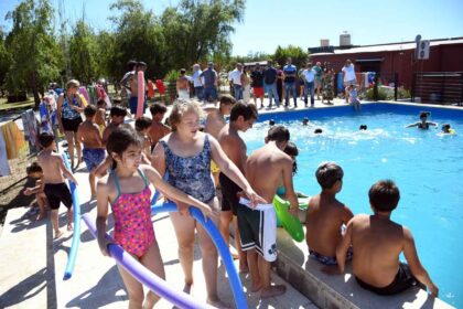 <span style='color:#f000000;font-size:14px;'>LOCALES</span><br>Se realizó la apertura oficial de la temporada 2025 del programa “Escuela Abiertas en Verano” en el club Huracán