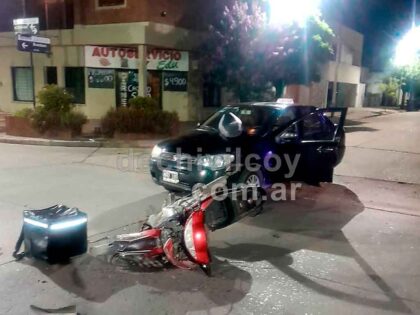 <span style='color:#f000000;font-size:14px;'>POLICIALES</span><br>Violento choque entre auto y moto en Av. 22 de Octubre y Brandsen