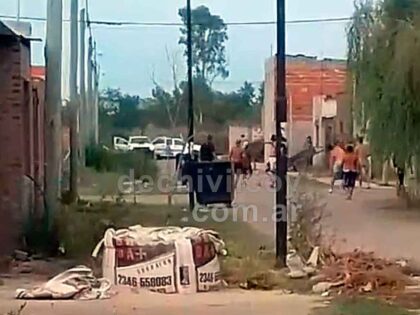 <span style='color:#f000000;font-size:14px;'>POLICIALES</span><br>Tensión en las calles 90 y Basso Dastugue: enfrentamiento con ladrillos y gomeras item-thumbnail