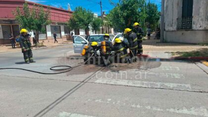<span style='color:#f000000;font-size:14px;'>LOCALES</span><br>Bomberos sofocaron el incendio de un automóvil en plena calle item-thumbnail
