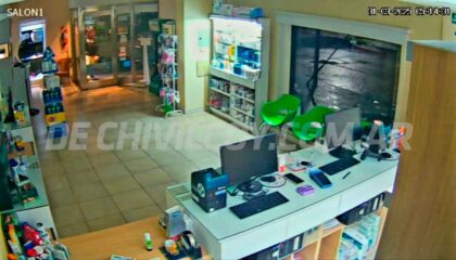 <span style='color:#f000000;font-size:14px;'>POLICIALES</span><br>A patadas contra vidrieras: Intento de robo frustrado en una farmacia y otro concretado en un local de ropa item-thumbnail