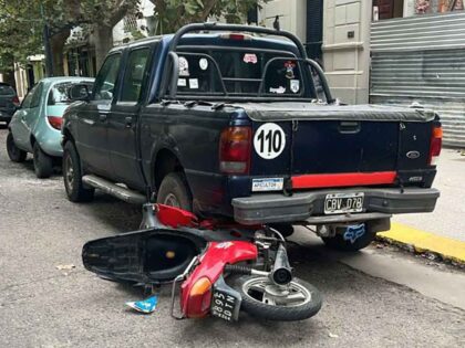 <span style='color:#f000000;font-size:14px;'>SINIESTRO VIAL</span><br>Una motociclista chocó contra una camioneta estacionada tras esquivar un perro item-thumbnail