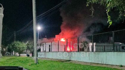 <span style='color:#f000000;font-size:14px;'>LOCALES</span><br>Voraz incendio: La solidaridad vecinal evita una tragedia mayor item-thumbnail