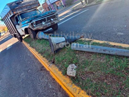 <span style='color:#f000000;font-size:14px;'>LOCALES</span><br>Siniestro vial: una F100 derriba una columna de alumbrado y colisiona con utilitario item-thumbnail