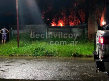 <span style='color:#f000000;font-size:14px;'>BOMBEROS</span><br>Voraz incendio destruyó un monoambiente en calle Maipú: La familia logró salir a tiempo item-thumbnail