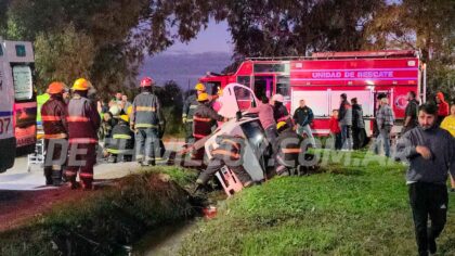 <span style='color:#f000000;font-size:14px;'>LOCALES</span><br>Accidente en Calle 98 y Pirán: un automóvil cayó a una zanja y el conductor fue rescatado por Bomberos item-thumbnail