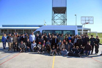 <span style='color:#f000000;font-size:14px;'>EDUCACIÓN</span><br>La Escuela Agraria N° 1 recibió un minibús para fortalecer el vínculo entre la producción y la educación item-thumbnail