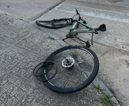 <span style='color:#f000000;font-size:14px;'>SINIESTRO VIAL</span><br>Un auto y una bicicleta chocaron en Hipólito Irigoyen y Lamadrid