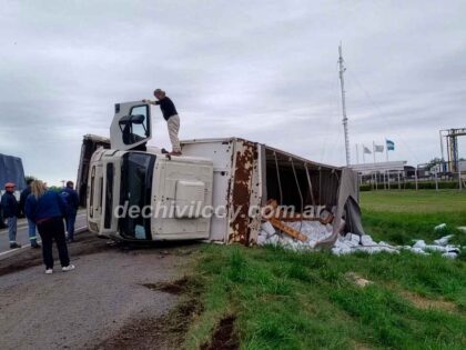 <span style='color:#f000000;font-size:14px;'>SINIESTRO VIAL</span><br>Camión cargado con agroquímicos despistó y volcó en la banquina de la Ruta Nacional 5 item-thumbnail