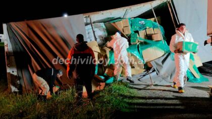 <span style='color:#f000000;font-size:14px;'>ACTUALIDAD</span><br>HAZMAT y bomberos trabajaron en la Ruta 5 tras el vuelco de un camión con fitosanitarios item-thumbnail