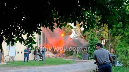 <span style='color:#f000000;font-size:14px;'>ACTUALIDAD</span><br>Incendio de gran magnitud en un desarmadero en calles Dean Funes y 76 item-thumbnail