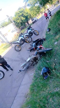Violento choque de motos terminó en pelea y con intervención policial item-thumbnail