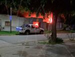 Voraz incendio iniciado en un automóvil destruye un galpón y afecta una vivienda item-thumbnail