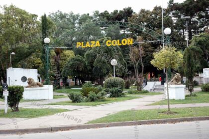 Detuvieron a un hombre por agredir a una mujer policía tras una confrontación en la Plaza Colón item-thumbnail